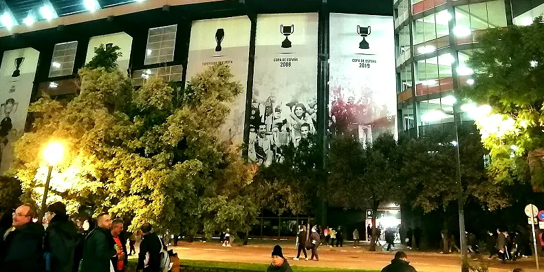 升班马球队庆祝实拍（引援的智慧：经验与性价比）